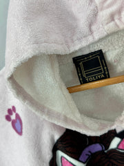 Close-up of a white towel with a paw print design and a TOLIYA label.
